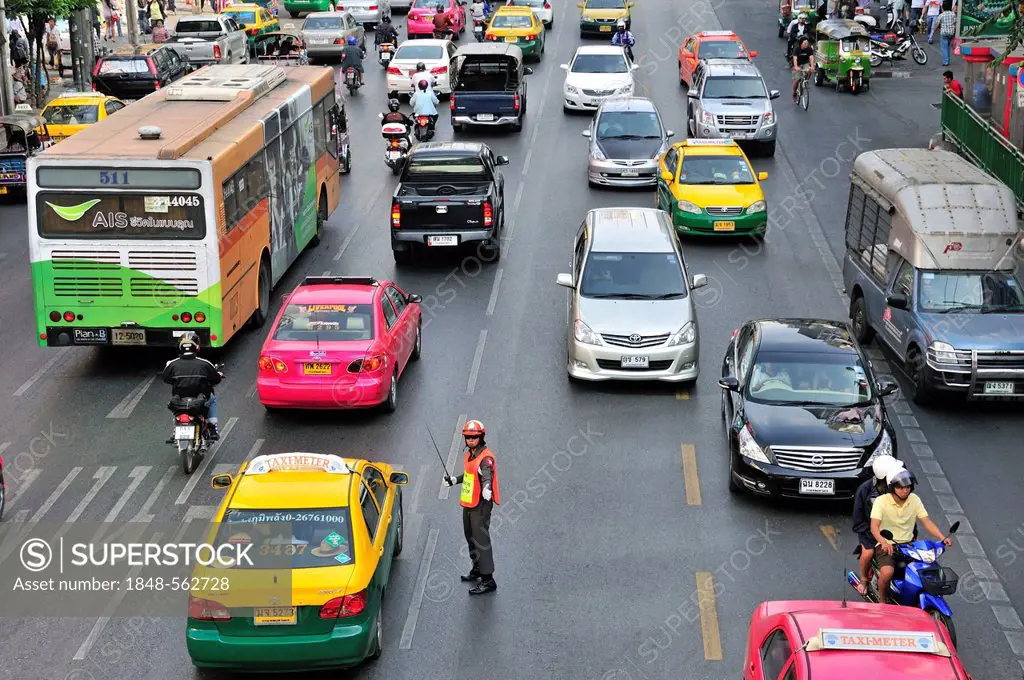 Traffic with a traffic policeman, Phetburi Road, Bangkok, Thailand, Asia, PublicGround