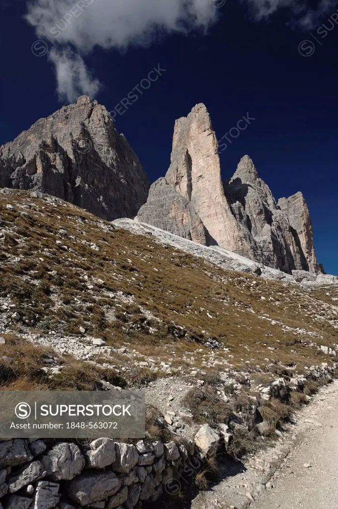 Tre Cime di Lavaredo peaks, Three Peaks Trail, Sesto Dolomites, South Tyrol, Italy, Europe