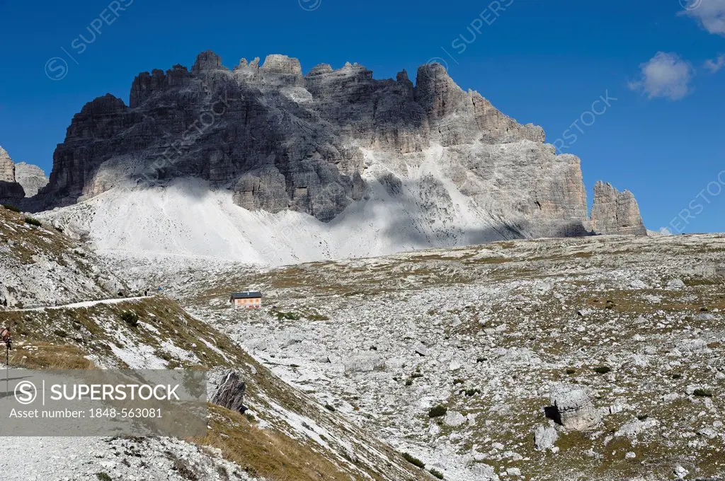 Rifugio Lavaredo refuge in front of Mt. Croda Passaporto, Three Peaks Trail, Sesto Dolomites, South Tyrol, Italy, Europe
