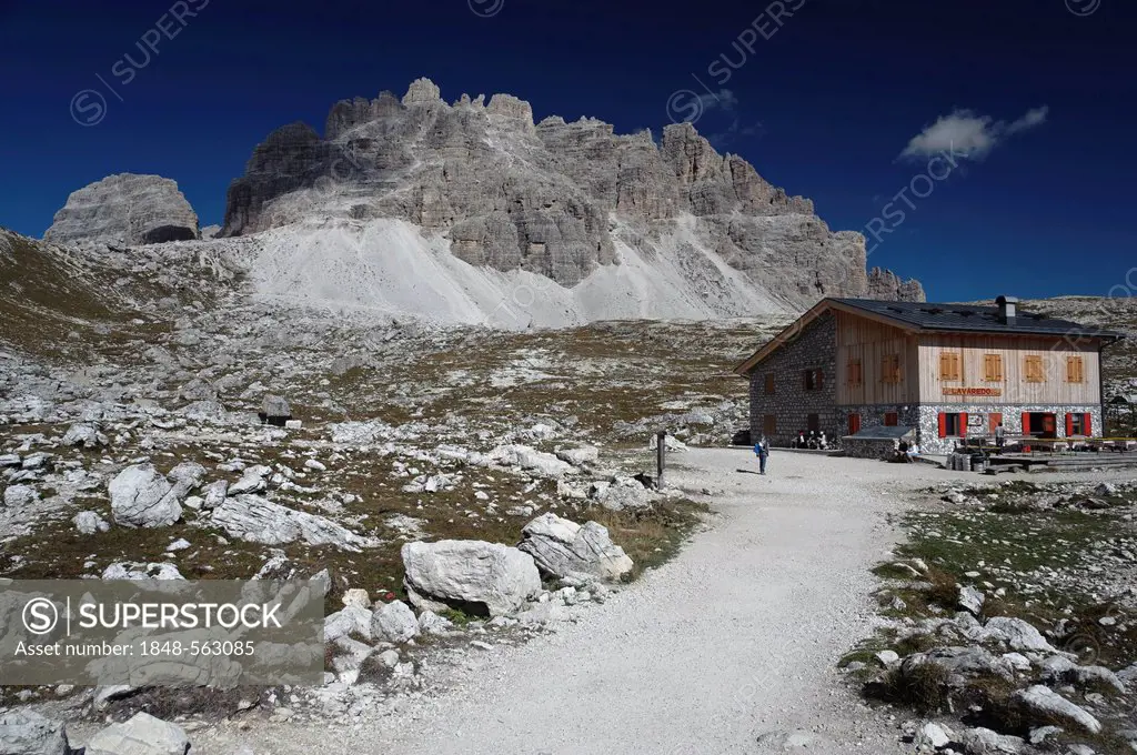 Rifugio Lavaredo refuge, Tre Cime di Lavaredo peaks, Three Peaks Trail, Sesto Dolomites, South Tyrol, Italy, Europe