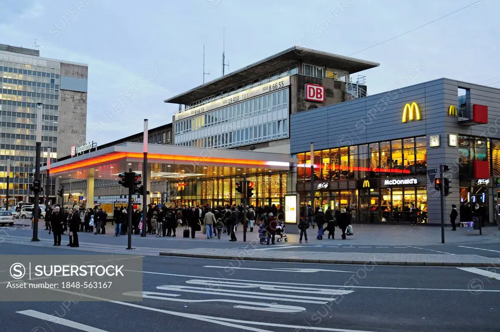 Essen Hauptbahnhof, central railway station, in the evening light, Essen, Ruhr Area, North Rhine-Westphalia, Germany, Europe, PublicGround
