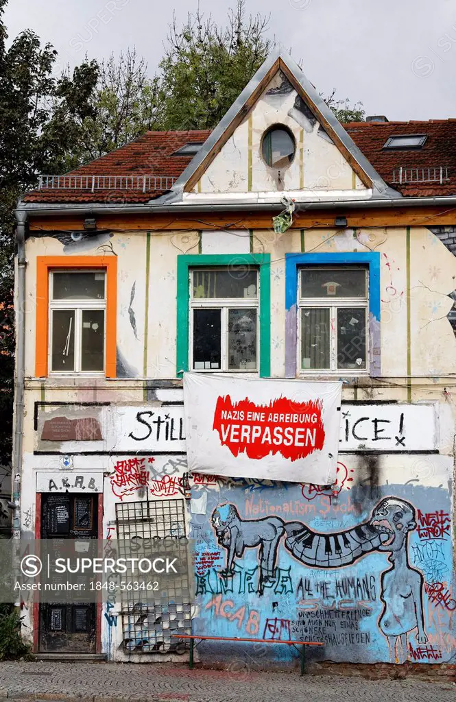 Condemned buildings in the historic district, painted with graffiti and an anti-Nazi slogan, alternative scene, Weimar, Thuringia, Germany, Europe