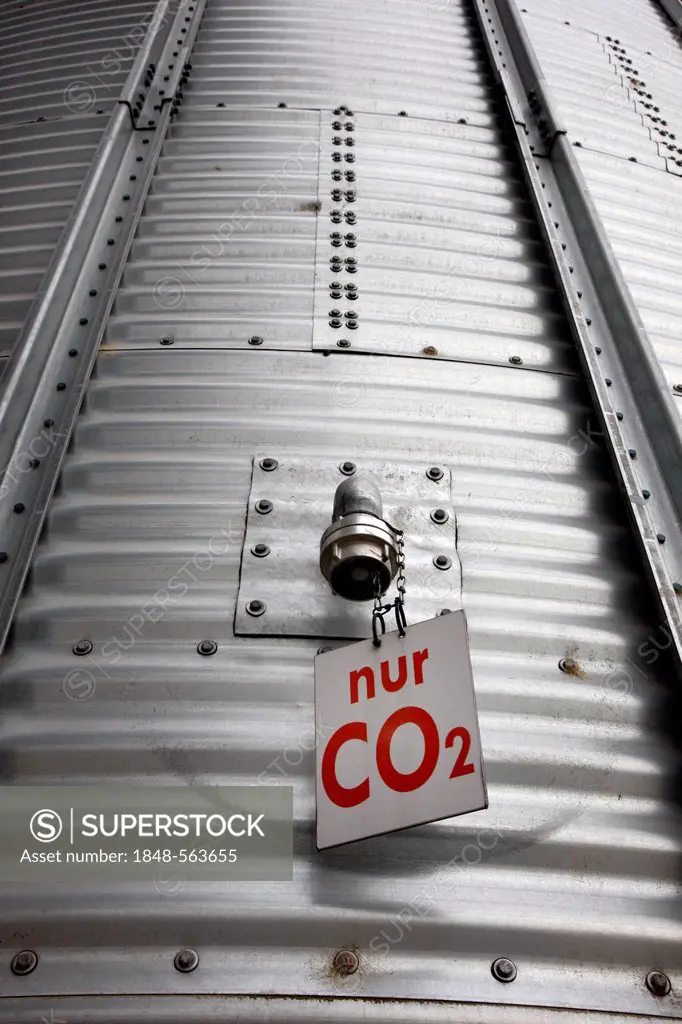 Metal storage silo, filler plug for CO2 gas