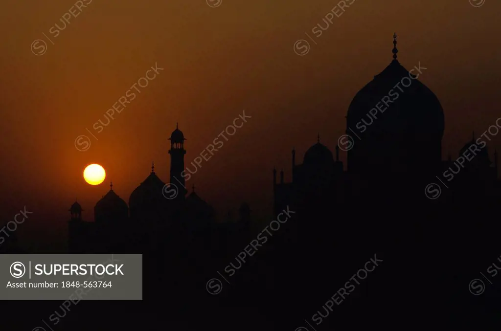 Taj Mahal, UNESCO World Heritage Site, at sunset, Agra, Uttar Pradesh, India, Asia