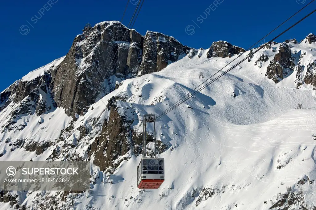 Cable car suspended between Plan Praz and the summit of Brevent Mountain, Chamonix ski resort, Haute Savoie, France, Europe