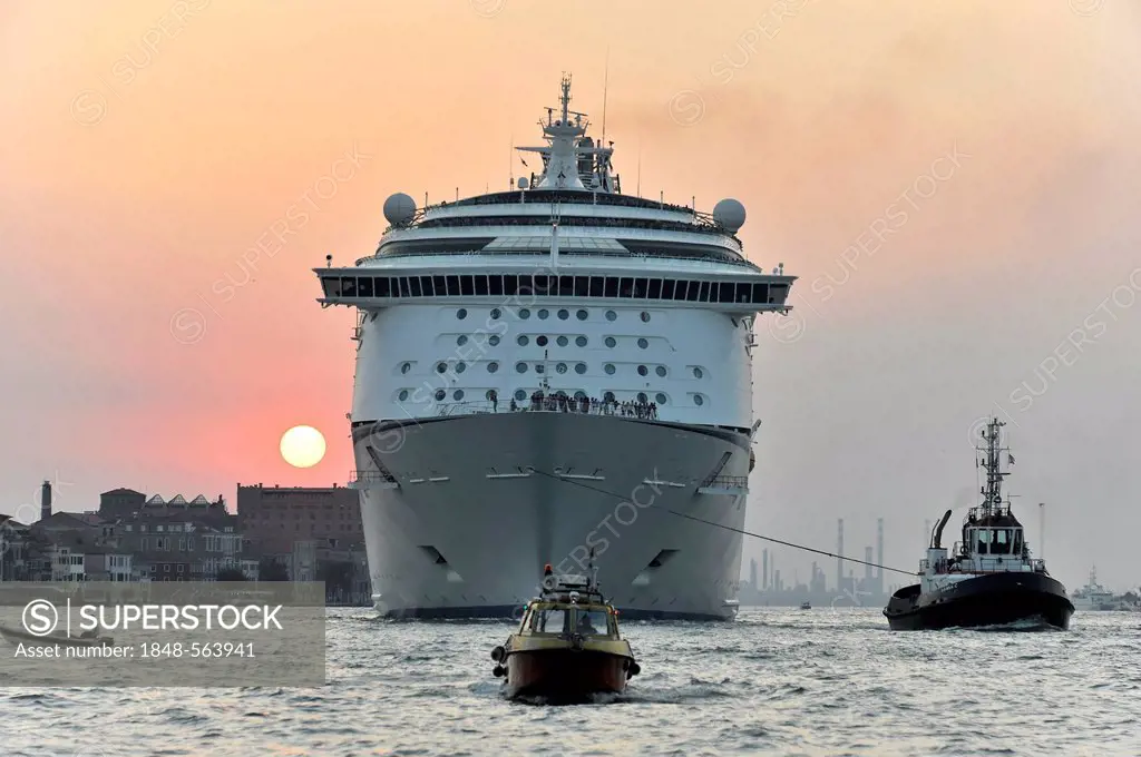 Voyager of the Seas, cruise ship, built in 1999, 311m, 3114 passengers, departing, Venice, Veneto, Italy, Europe