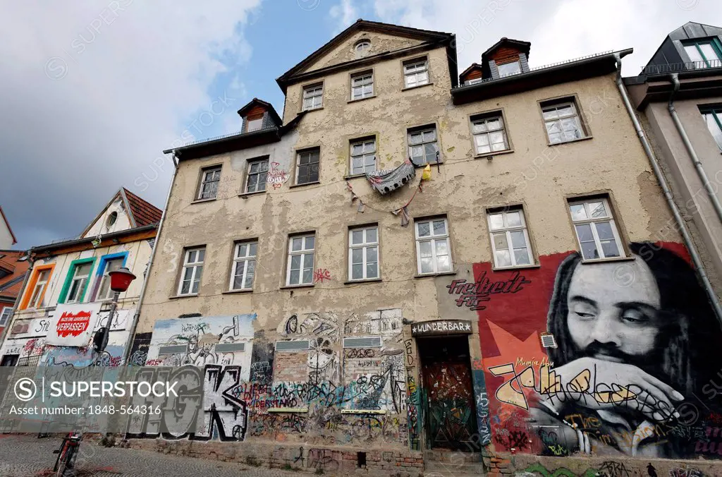 Condemned buildings in the historic district, painted with graffiti, alternative scene, Weimar, Thuringia, Germany, Europe