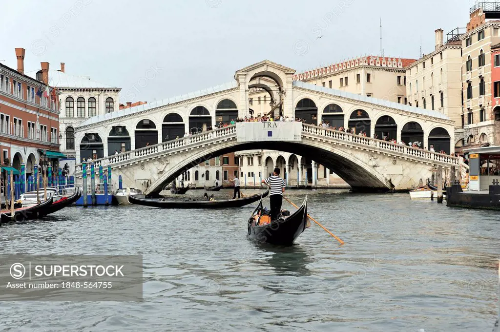 Grand Canal with boats, gondolas and the Rialto Bridge, Venice, Veneto, Italy, Europe