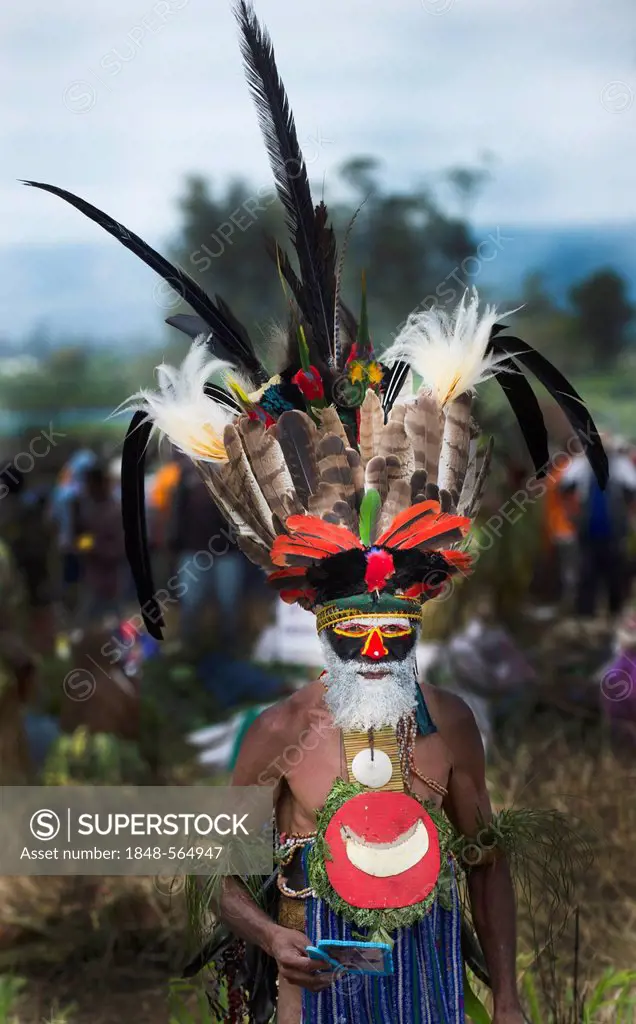 Western Highlander with sicklebill feathers in headdress, at Mount Hagen Show, Western Highlands, Papua New Guinea, Oceania