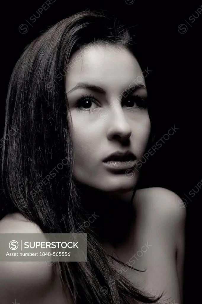 Young woman with dreamy look, portrait