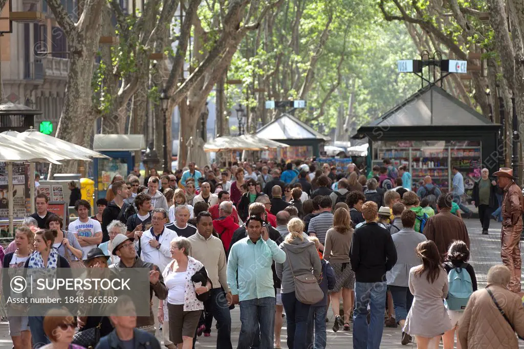 Tourists, crowds on the Rambla, Rambles, pedestrian area, market stalls, Barcelona, Catalonia, Spain, Europe
