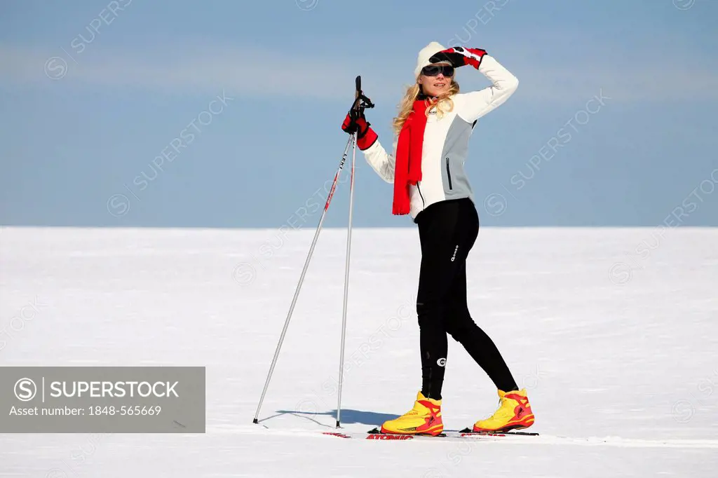 Young woman, about 25 years, cross-country skiing, near Masserberg, Thuringian Forest mountains, Thuringia, Germany, Europe