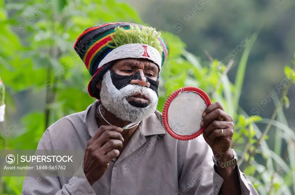 Western Highlander preparing for a Sing-sing at the Paiya Show in the Western Highlands near Mt Hagen, Papua New Guinea, Oceania