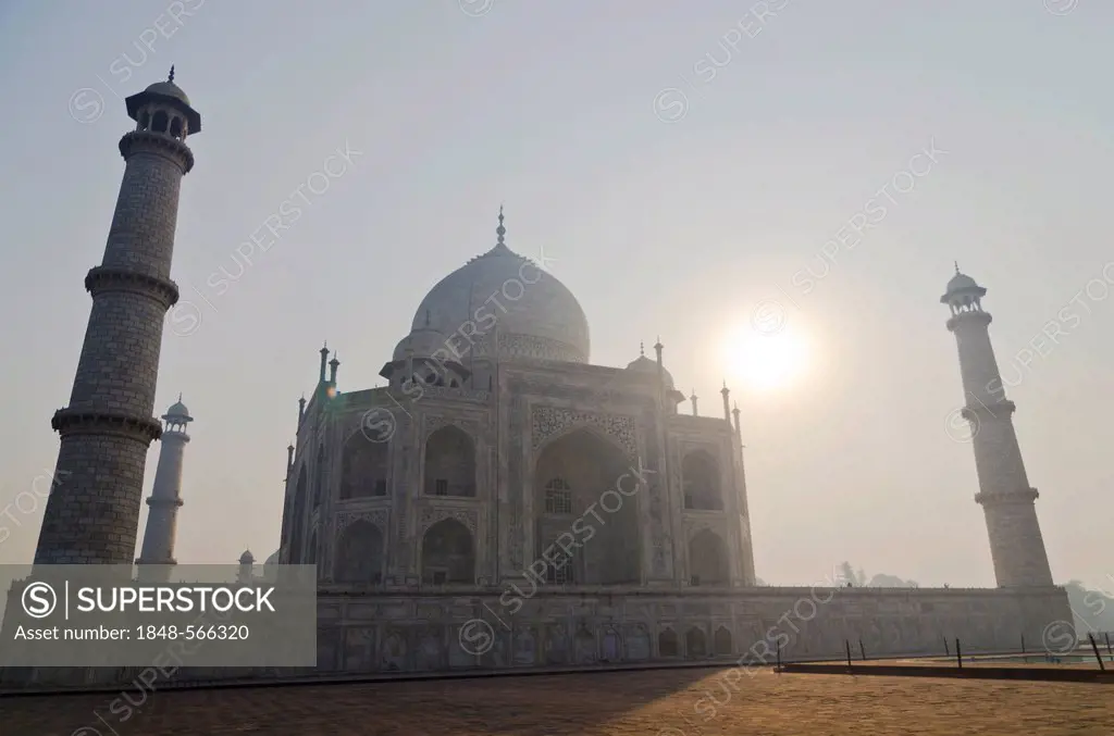 The Taj Mahal, UNESCO World Heritage Site, against the rising sun, Agra, Uttar Pradesh, India, Asia
