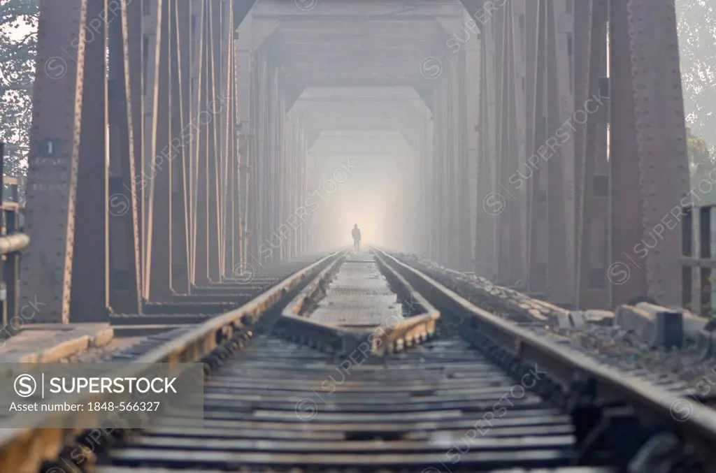 Worker walking along the railway-bridge crossing the river Yamuna, Agra, Uttar Pradesh, India, Asia