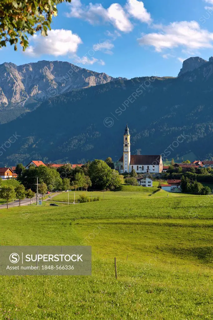 Parish Church of St. Nicholas, with Aggenstein Mountain at the rear, Pfronten, Upper Bavaria, Bavaria, Germany, Europe, PublicGround