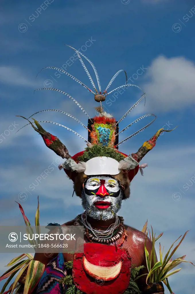 Tribal performer at a Sing-sing, Mt Hagen Show, Western Highlands, Papua New Guinea, Oceania