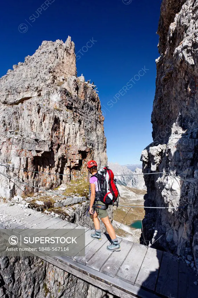 Climber ascending Paternkofel Mountain, overlooking the Boedenseen lakes, Sexten, High Puster Valley, Dolomites, Alto Adige, Italy, Europe