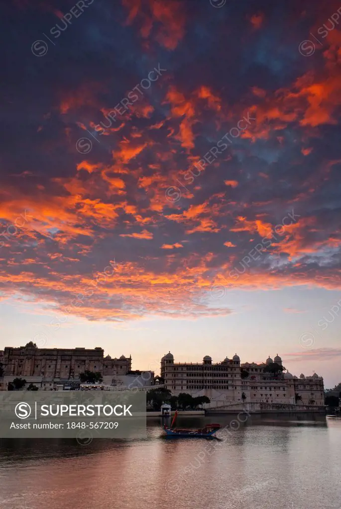 City Palace, Maharana of Udaipur, Lake Pichola, Udaipur, Rajasthan, India, Asia