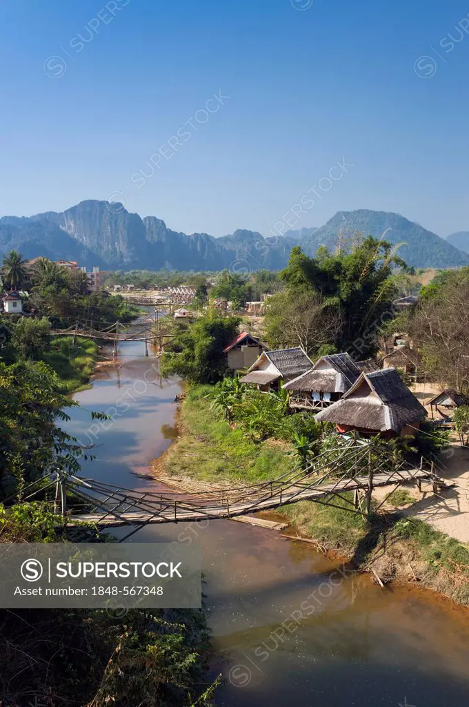 Village, karst mountains, Nam Song river, Vang Vieng, Vientiane, Laos, Indochina, Asia