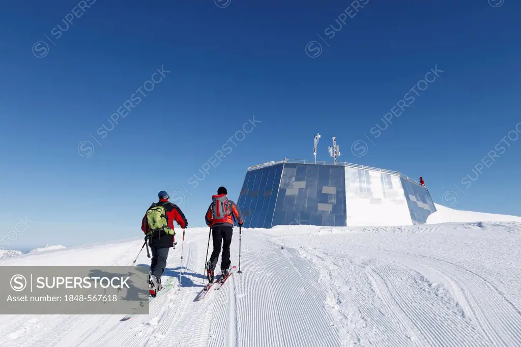 Cross-country skiers on the summit of Krippenstein Mountain, Dachstein Mountains, Salzkammergut, Upper Austria, Austria, Europe, PublicGround