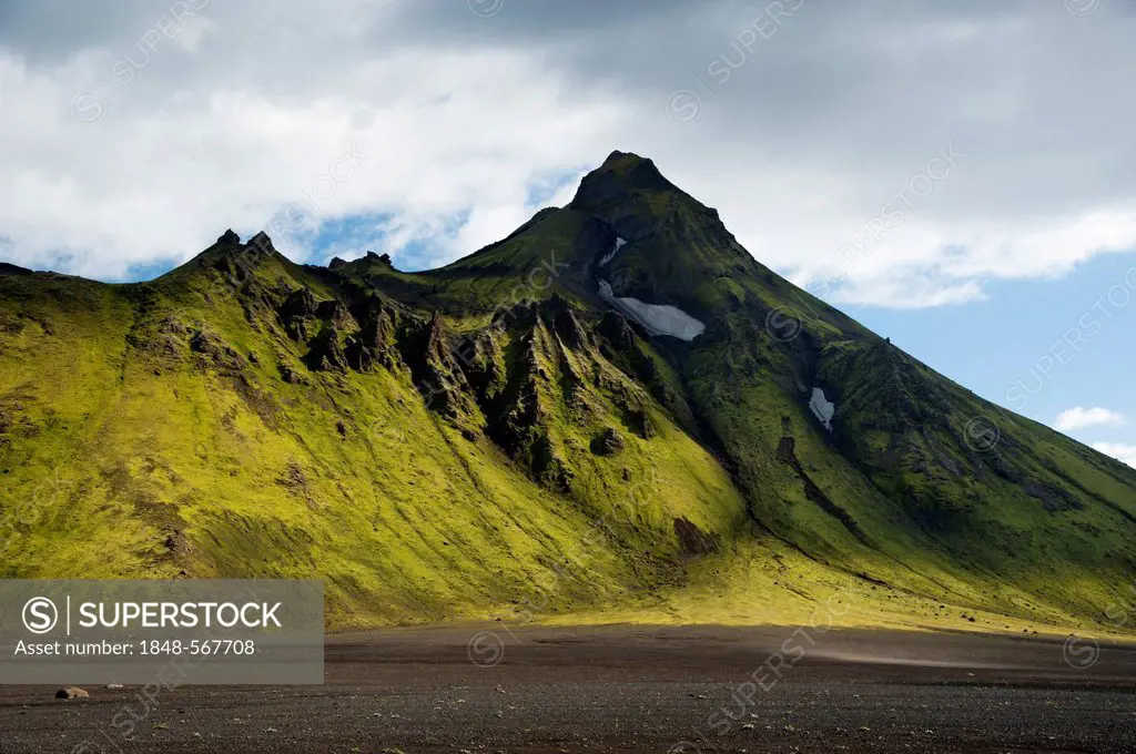 Moss-covered mountains along the Laugavegur hiking trail, Álftavatn-Emstrur, Highland, Iceland, Europe