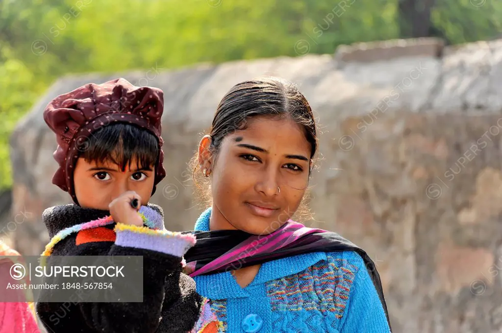 Young Indian woman with a child, portrait, Galta gorge, Jaipur, Rajasthan, North India, Asia