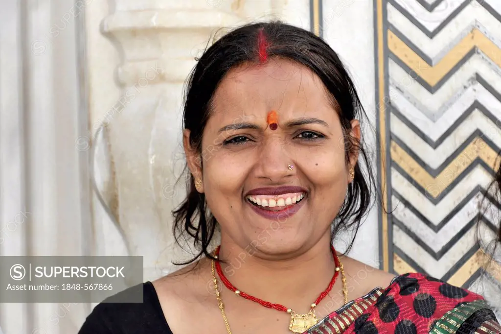 Indian woman, portrait, visitor to the Taj Mahal, tomb, UNESCO World Heritage Site, Agra, Uttar Pradesh, India, Asia