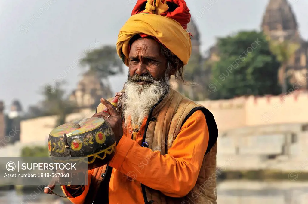 Sadhu or holy man, with musical instrument, Orchha, Madhya Pradesh, North India, India, Asia
