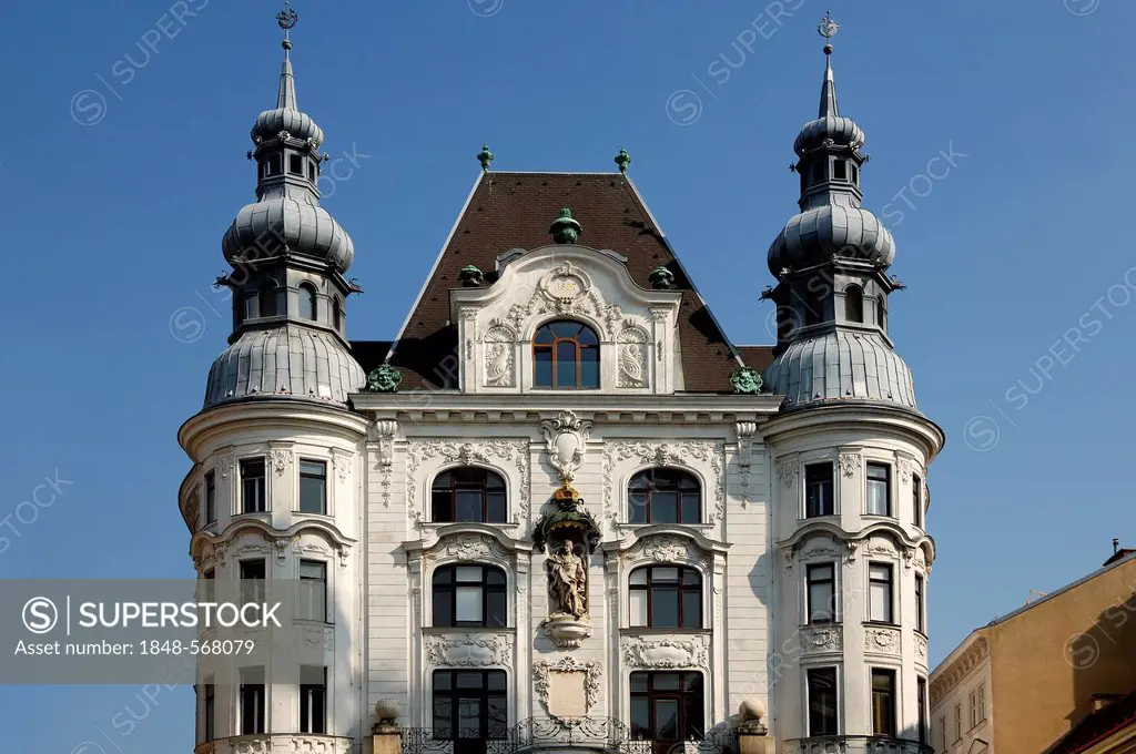 House built in 1897, with a statue of Frederick the III., Lugeck, city centre, Vienna, Austria, Europe