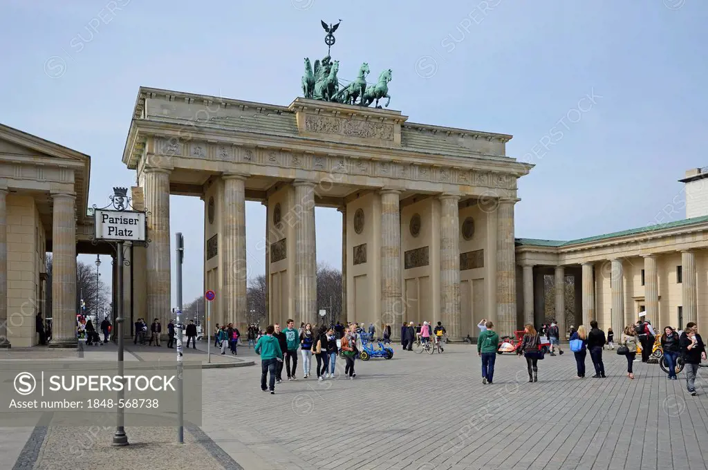 Tourists and street performers on Pariser Platz square, Brandenburg Gate, Berlin, Germany, Europe