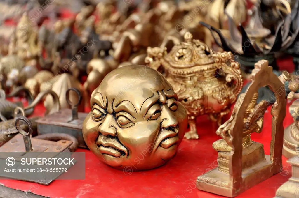 Bronze figures, street trading, market stall, Orchha, Madhya Pradesh, North India, India, Asia