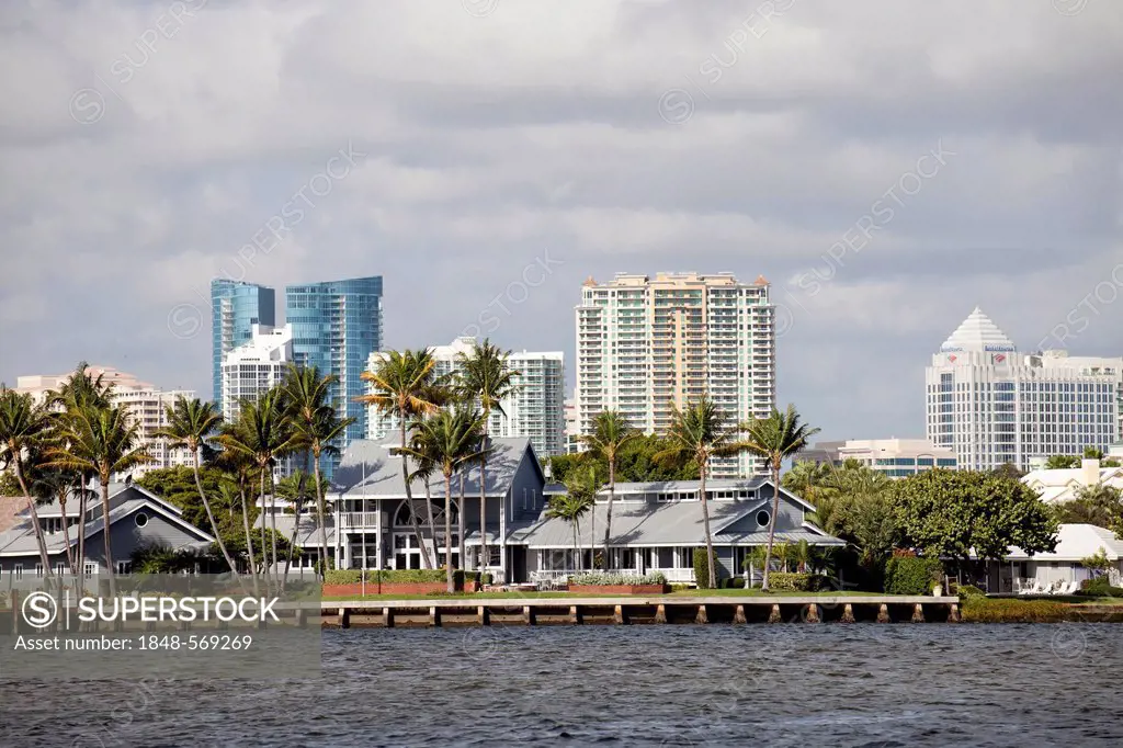 Luxury villa on the waterfront with the skyline of Fort Lauderdale, Broward County, Florida, USA