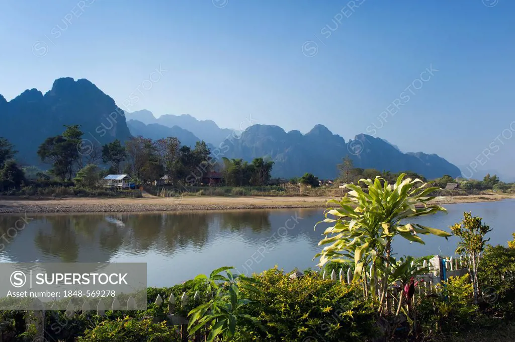 Nam Song River, karst mountains, Vang Vieng, Vientiane, Laos, Indochina, Asia
