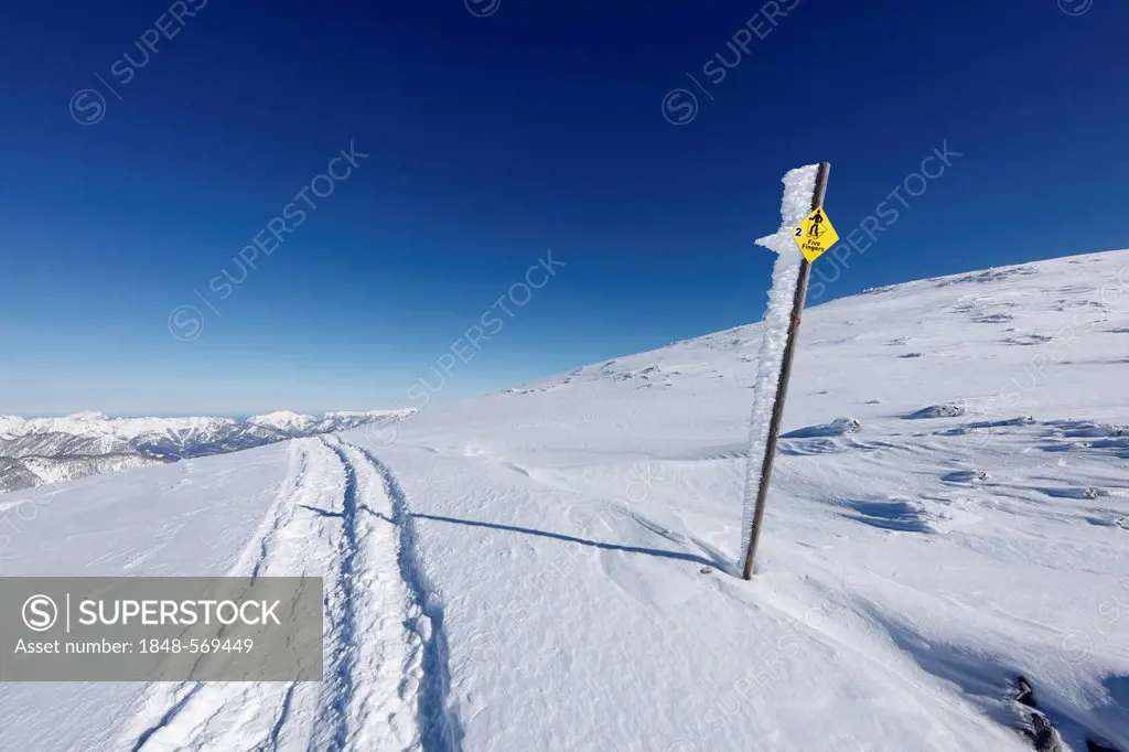 Signpost for snowshoe hikers to the Five Fingers on Krippenstein Mountain, Dachstein Mountains, Salzkammergut, Upper Austria, Austria, Europe