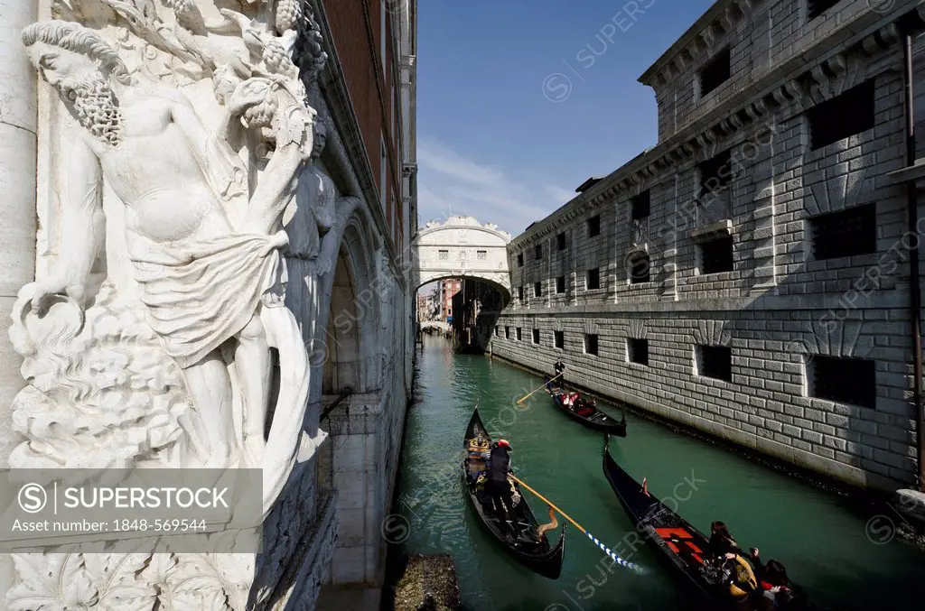 The Bridge of Sighs, Ponte dei Sospiri, connects the former Doge Palace with the former jailhouse, Venice, Veneto, Italy, Europe