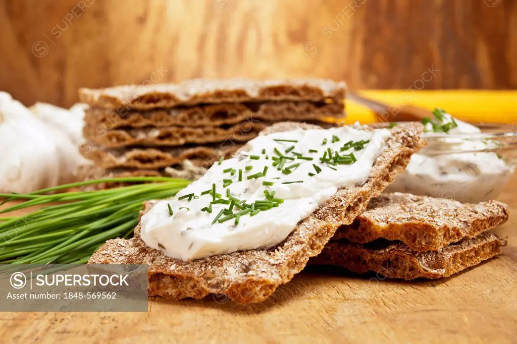 Wholegrain crispbread with cottage cheese and fresh chives