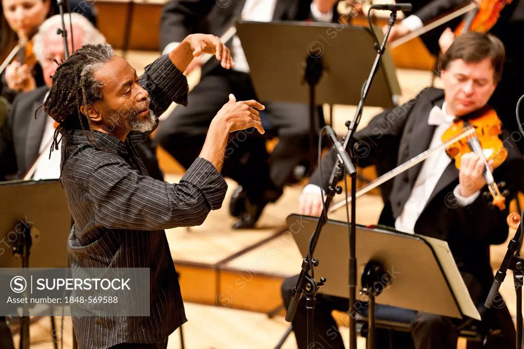 The US-American musician, conductor and singer Bobby McFerrin live in concert together with the Muenchner Rundfunkorchester orchestra, at the concert ...