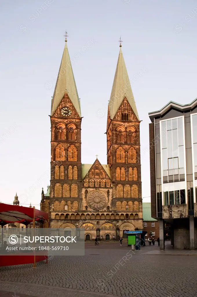 St. Petri Dom, St Peter's Cathedral, at dusk, Buergerhaus mansion house, seat of the Bremen Parliament, Bremen, Germany, Europe