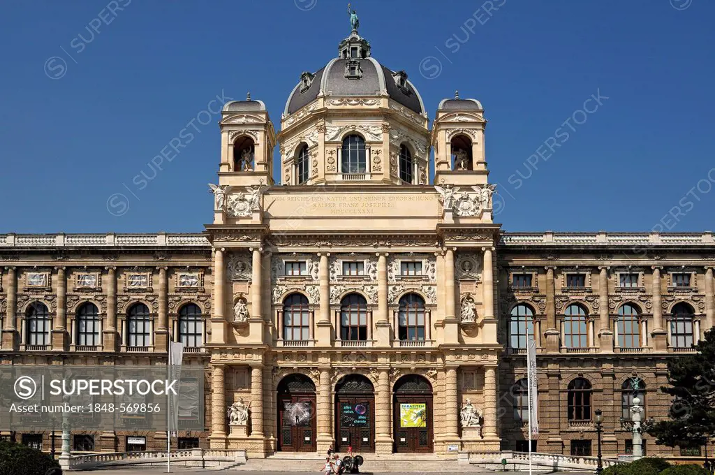Middle section with the dome, Natural History Museum, opened in 1889, Maria-Theresien-Platz square, Vienna, Austria, Europe