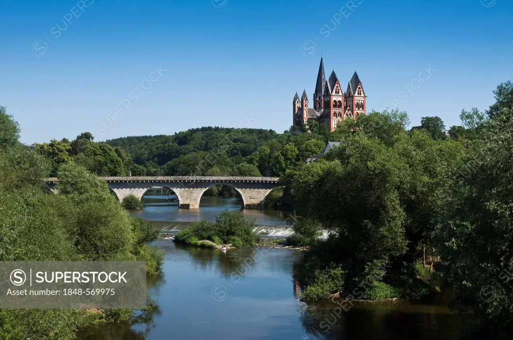 View from the Lahn river to the old bridge, Limburg Cathedral or St George's Cathedral at back, Limburg an der Lahn, Limburg, Hesse, Germany, Europe