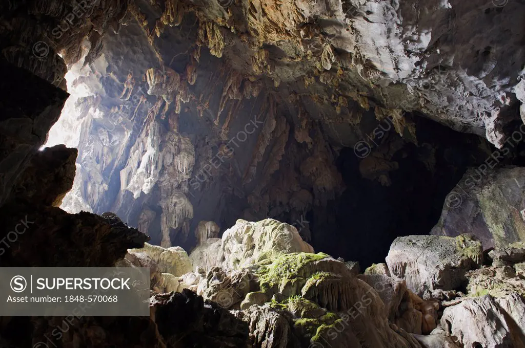 Tham Poukham Cave, stalactite or limestone cave in karst rock formations, Vang Vieng, Vientiane, Laos, Indochina, Asia