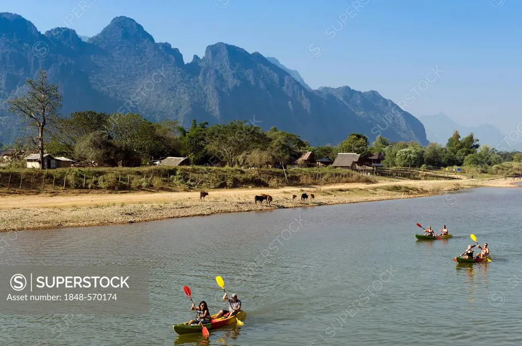 Canoeing on the Nam Song River, karst mountains at back, Vang Vieng, Vientiane, Laos, Indochina, Asia
