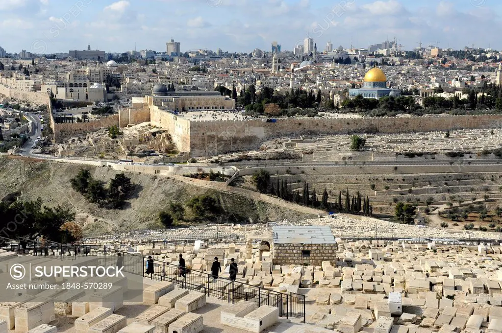 View from the Mount of Olives over the Jewish cemetary towards Al-Aqsa Mosque and the Dome of the Rock, Temple Mount, Old City of Jerusalem, Israel, M...