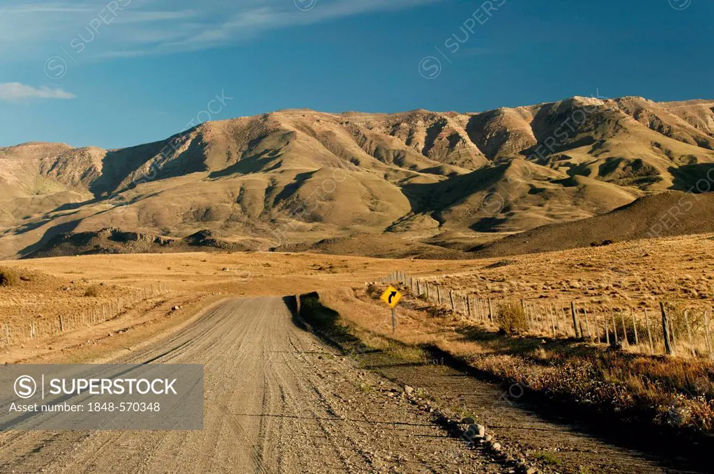 Dirt Road near El Calafate, Los Glaciares National Park, UNESCO World Heritage Site, Cordillera, Santa Cruz province, Patagonia, Argentina, South Amer...