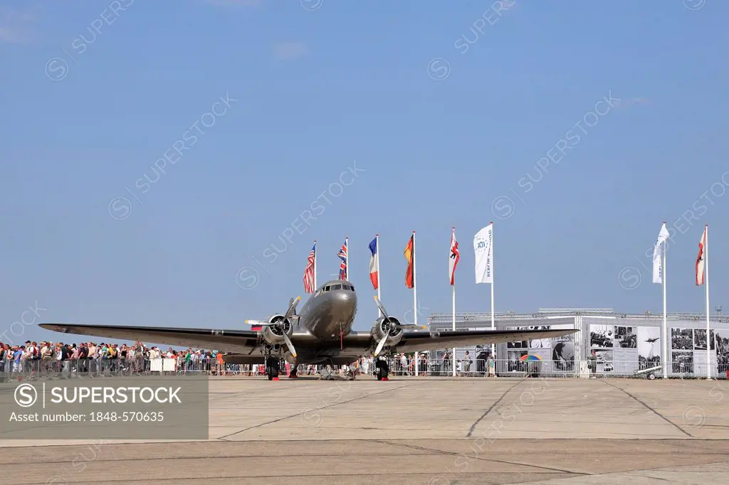 Douglas DC 3 C-47, historic propeller airplane, candy bomber airshow, ILA 2008, International Aerospace Exhibition, Berlin, Germany, Europe