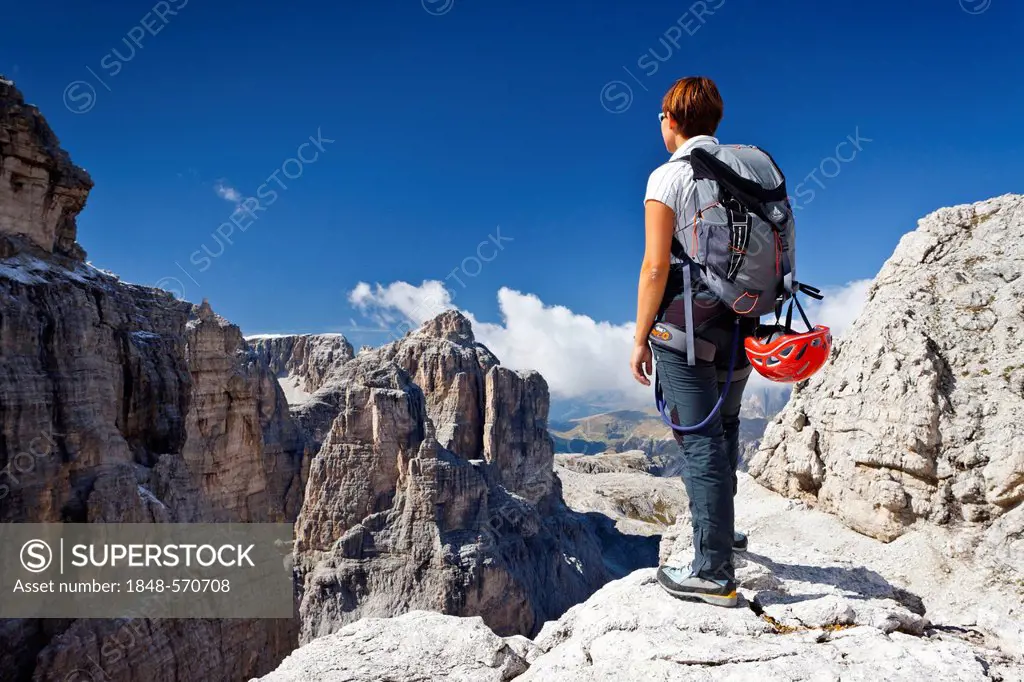 Climber climbing the climbing route on Boeseekofel Mountain, looking towards Pisciadu Mountain, Dolomites, Alto Adige, Italy, Europe