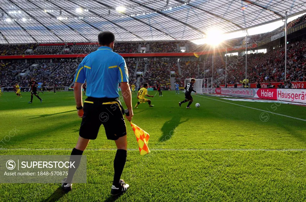 Assistant referee Mike Pickel watches match, low sun, Bundesliga football match, Bayer Leverkusen 0-0 Borussia Dortmund, BVB, BayArena, Leverkusen, No...