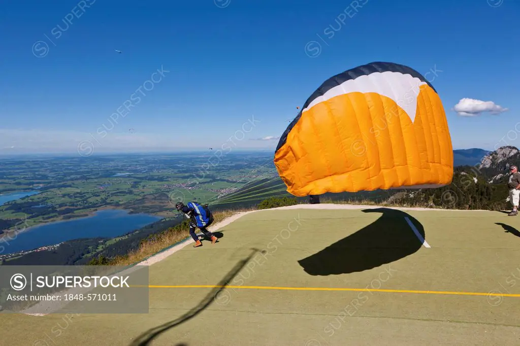 Hang glider taking off, Mt Tegelberg, Froggensee Lake at back, Upper Bavaria, Bavaria, Germany, Europe, PublicGround