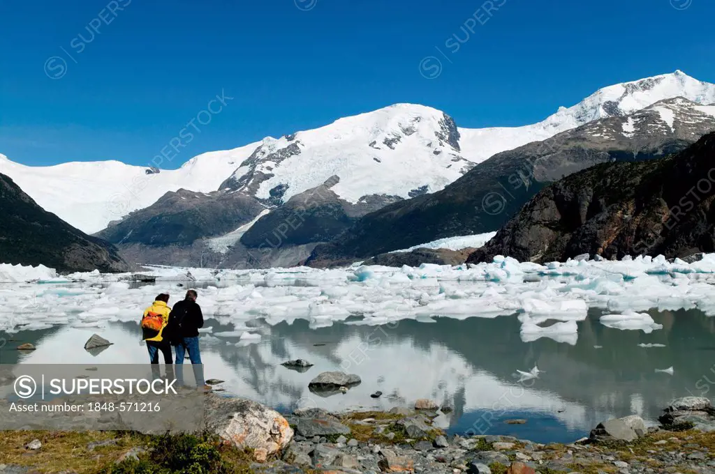 Hikers at Lago Onelli, Cordillera, Los Glaciares National Park, UNESCO World Heritage Site, Santa Cruz province, Patagonia, Argentina, South America
